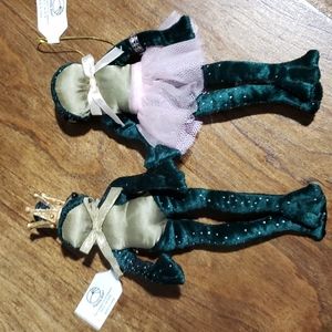 Bendable king and ballerina frogs